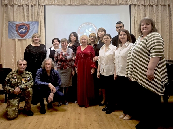 Артисты музыкальной школы и бойцы СВО связали поколения «Дорогами побед» 