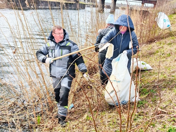 В Шлиссельбурге очистили от мусора часть береговой территории исторического канала 