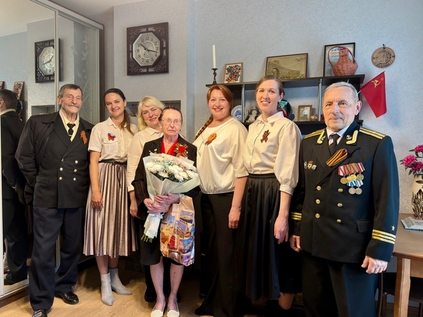 Творческая «агитбригада» поздравила ветеранов Кировска с Днём Победы 