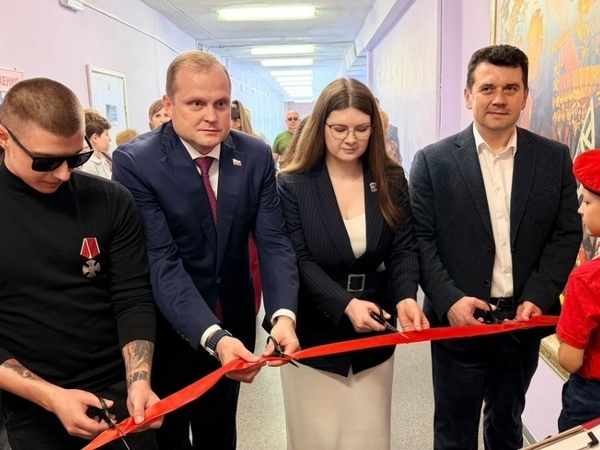 В Путиловской школе открылась комната боевой славы В Путиловской школе открылась комната боевой славы