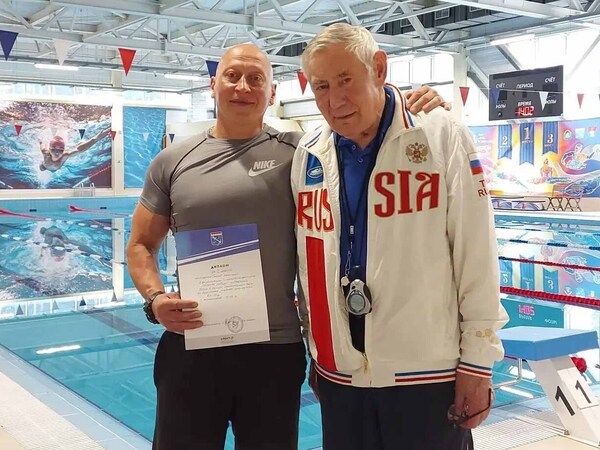 Александр Габелев — первый в плавании! 