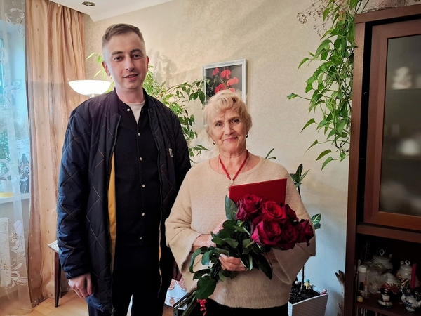 Цветы и поздравления — дорогому юбиляру! Цветы и поздравления — дорогому юбиляру!