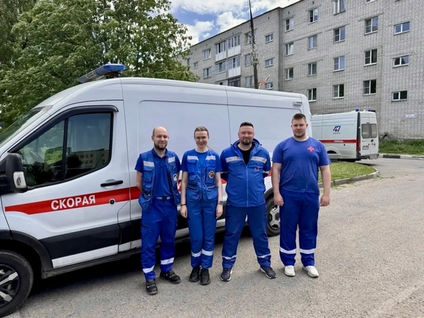 В Кировском районе врачи скорой помощи спасли подростка