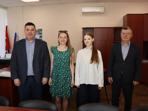 Семье из Мги вручили ключи от новой квартиры 