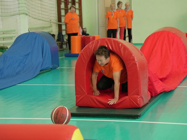 Спортивные бабушки выходят на полосу препятствий 